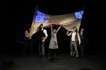 اعتراض کارگران لهستانی روی صحنه تئاتر فجر