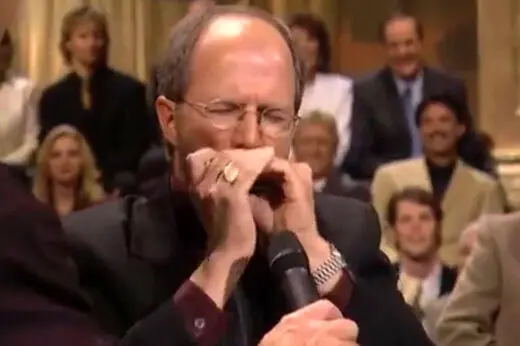 مهارت عجیب و غریب در نوازنده ای تنها با یک ساز دهنی کوچک / ویدئو