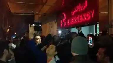 حضور همایون شجریان در میان جمع دوستداران محمدرضا شجریان/همنوایی دوستداران استاد شجریان در برابر بیمارستان جم