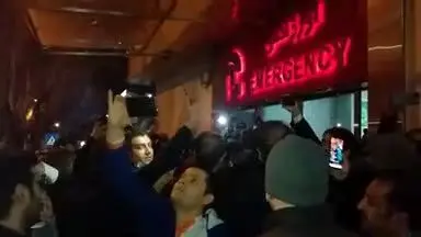 حضور همایون شجریان در میان جمع دوستداران محمدرضا شجریان/همنوایی دوستداران استاد شجریان در برابر بیمارستان جم