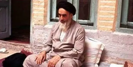 تصویری قدیمی از جواد رضویان در مراسم رحلت امام خمینی(ره) در قم