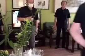 ببینید| علی نصیریان با رعایت اصول کرونایی به منزل مرحوم محمدعلی کشاورز رفت