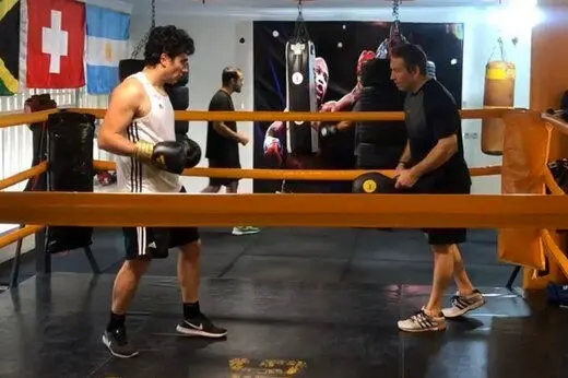 آوازخوانی همایون روی رینگ بوکس