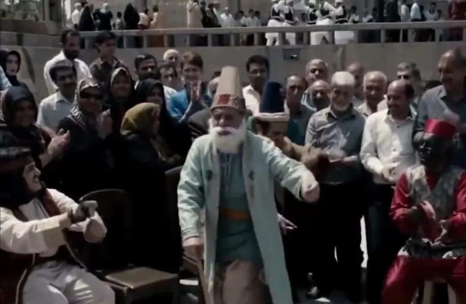ببینید| آوازخوانی باران کوثری و سیروس گرجستانی مقابل تئاتر شهر