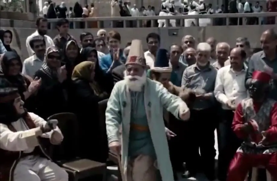 ببینید| آوازخوانی باران کوثری و سیروس گرجستانی مقابل تئاتر شهر