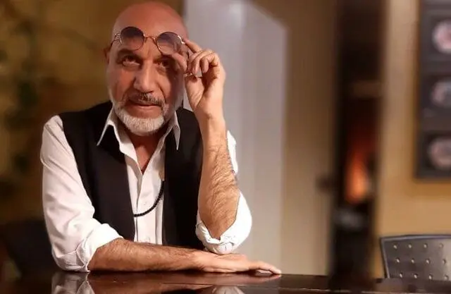 مردی که در جستجوی صدای کروناست