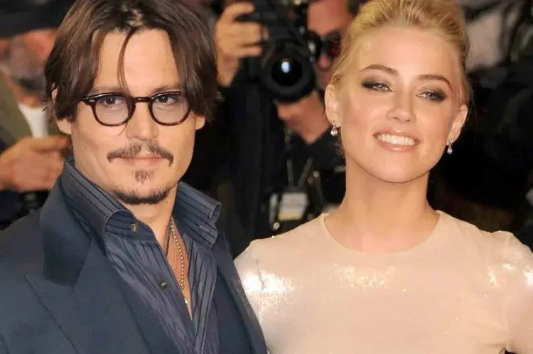 جانی دپ با خون خود روی آینه چه نوشت؟/ عکس