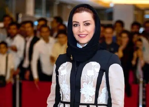 بوسه ماه‌چهره خلیلی بر گونه پروین سلیمانی