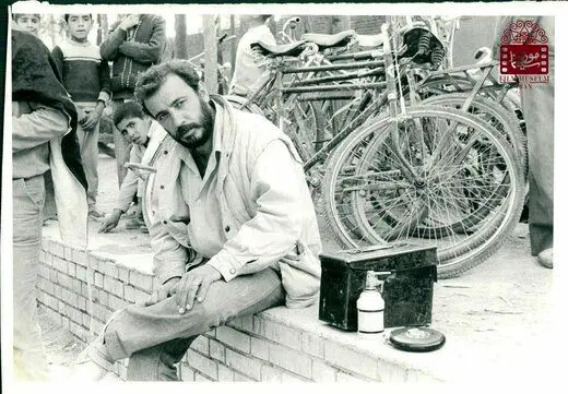 عکسی کمتر دیده شده از اکبر عبدی و علی حاتمی پشت‌صحنه «مادر»