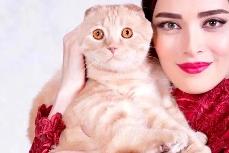 بهنوش طباطبایی گربه‌اش را به صحنه تئاتر می‌آورد