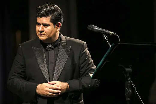 شعرخوانی سالار عقیلی برای پدرش که در کماست / ویدئو