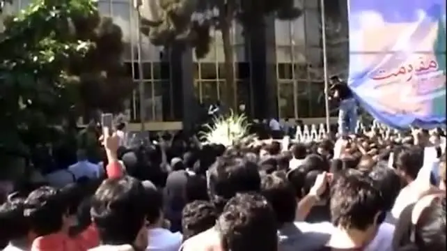 حاشیه‌های مراسم تشییع پرویز مشکاتیان/ آواز همایون شجریان