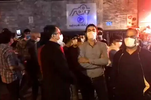 آوازخوانی هواداران شجریان مقابل بیمارستان جم/ ویدئو