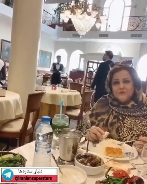 وقتی بهاره رهنما مادرش را در این روزهای کرونایی به رستوران می‌برد/ ویدئو