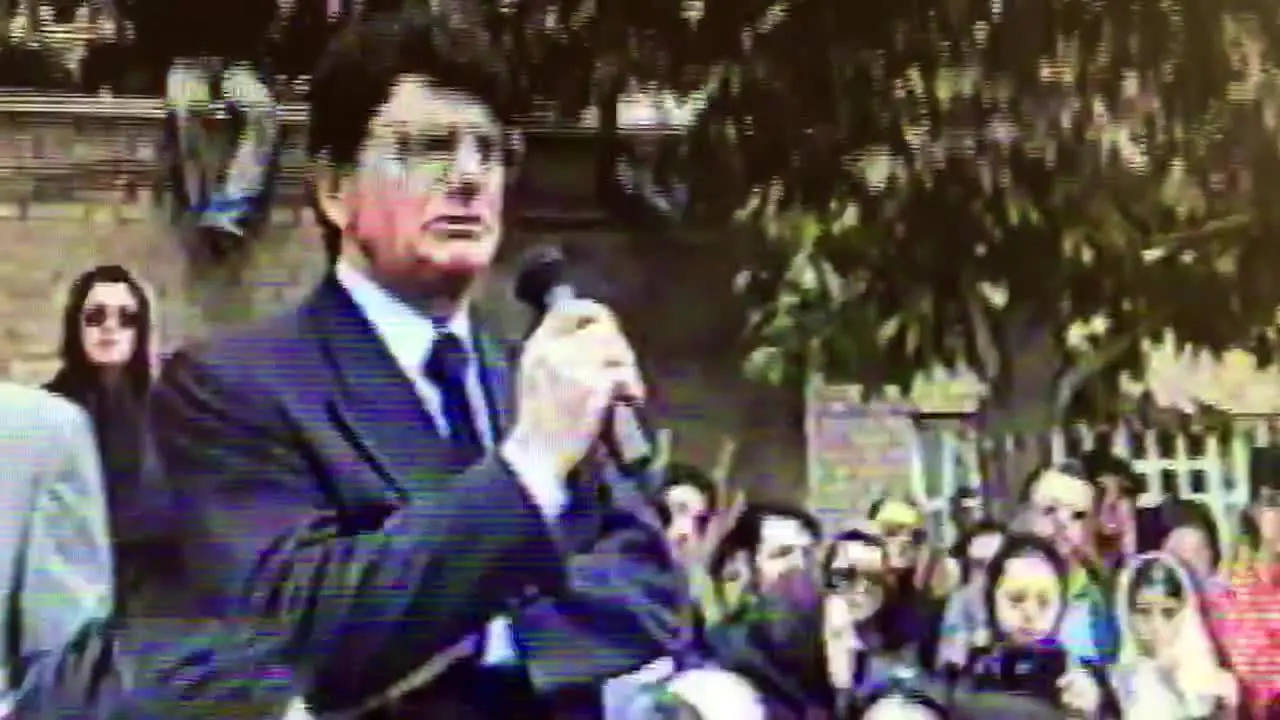 ویدئویی منتشر نشده از اجرای زنده استاد شجریان بر مزار فریدون مشیری