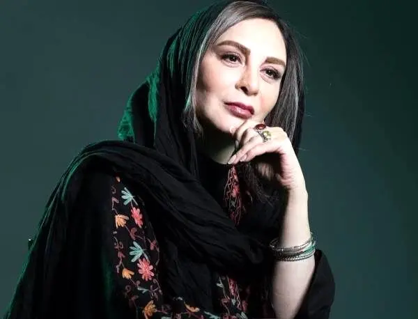پوشش متفاوت افسانه بایگان بر سر مزار استاد شجریان/ عکس