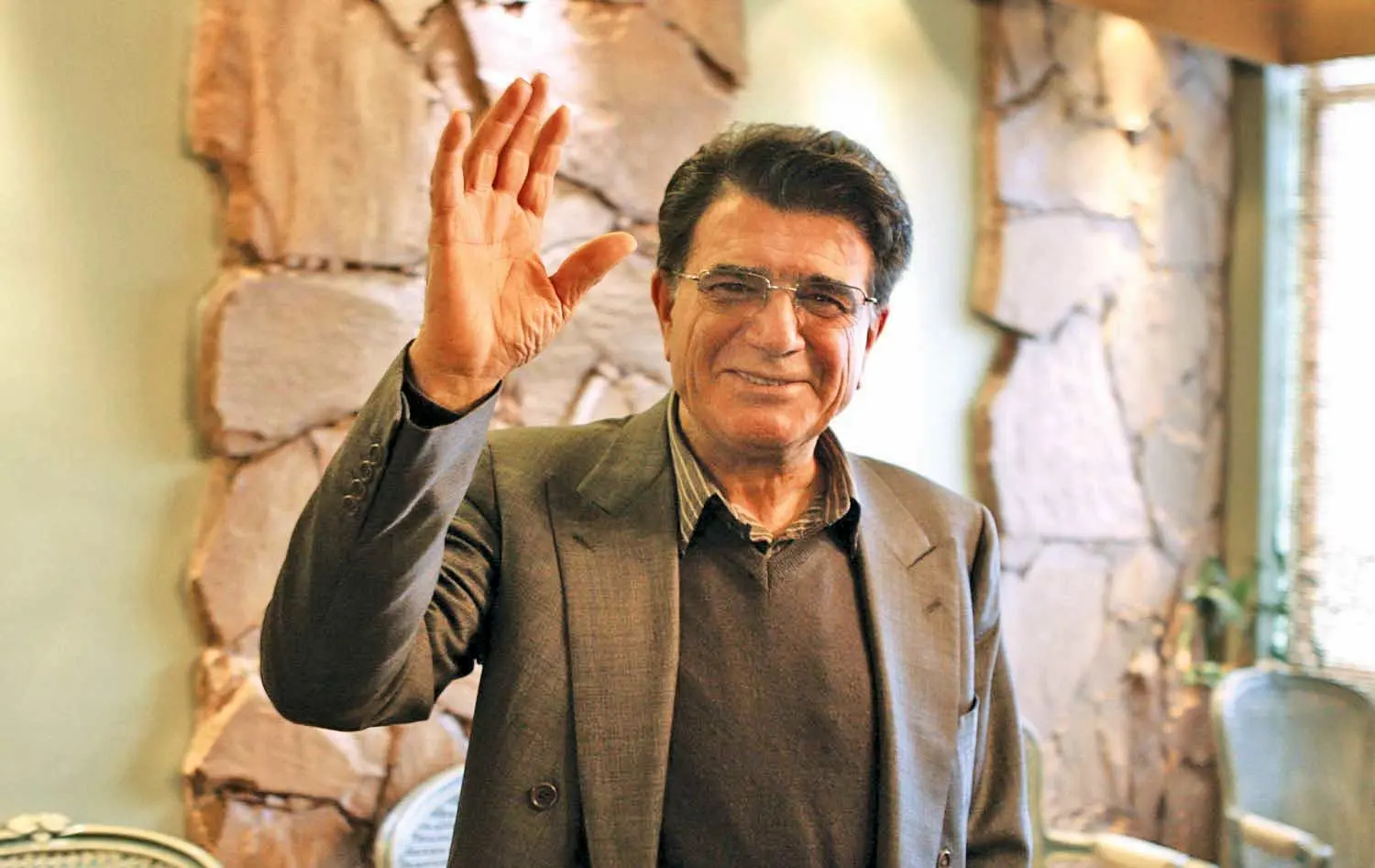 حضور گسترده دوستداران استاد شجریان در مقابل بیمارستان جم / ویدئو