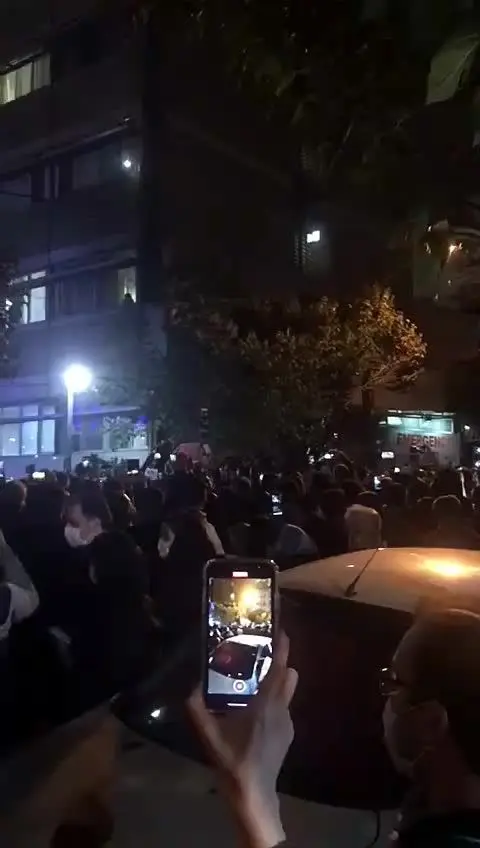 شعر خوانی دوستداران شجریان در خیابان فجر تهران/ ویدئو