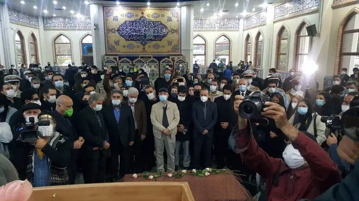 لحظه بدرقه استاد شجریان از بهشت زهرا تهران به سمت توس/ ویدئو