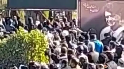 لحظه به خاک سپردن استاد شجریان با نوای ربنا/ ویدئو