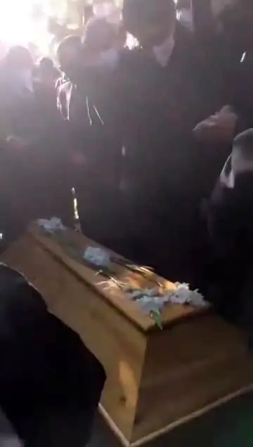 دردناک‌ترین مرغ سحر؛ همایون بر مزار پدر خواند/ ویدئو