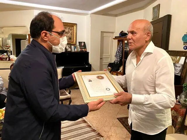 جمشید هاشم پور نشان درجه یک گرفت