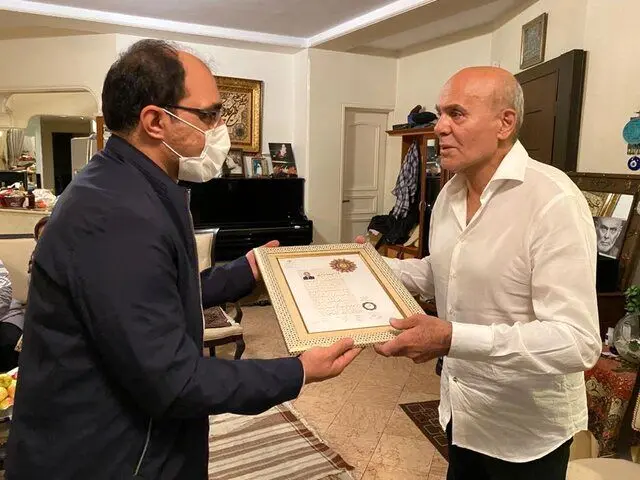 جمشید هاشم پور نشان درجه یک گرفت