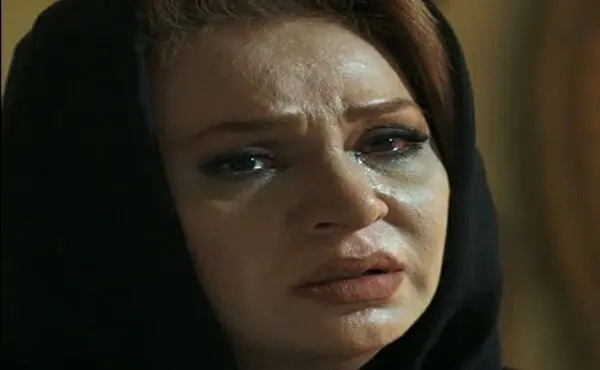 اشک‌های نسرین مقانلو در مراسم یادبود پدرش/ ویدئو