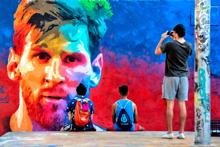 نقاشی ستاره‌های فوتبال روی دیوار ساختمان‌ها/ از مسی و رونالدو تا پله و مارادونا