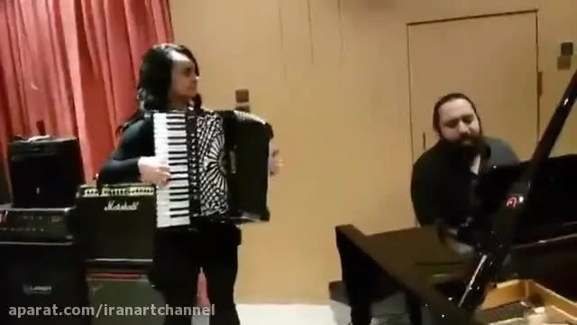 اجرای روزبه نعمت‌اللهی و نوازنده زن یونانی/ وقتی میای صدای پات...