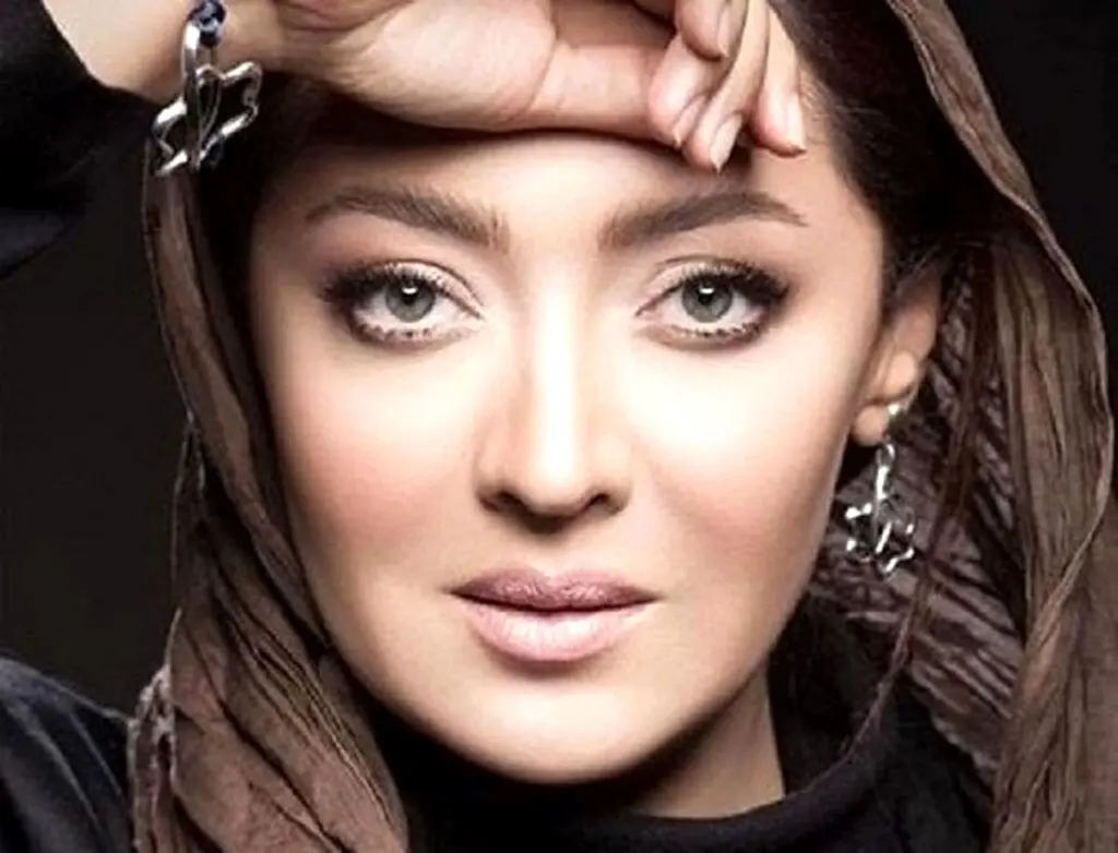 زن طغیانگر روی پرده سینما
