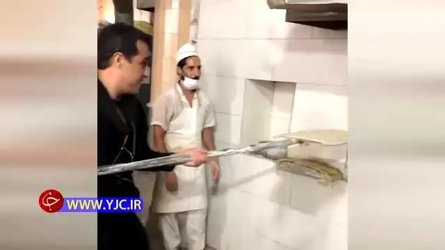 نان پختن رامین راستاد در یک نانوایی/ ویدئو