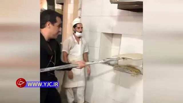 نان پختن رامین راستاد در یک نانوایی/ ویدئو