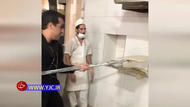 نان پختن رامین راستاد در یک نانوایی/ ویدئو