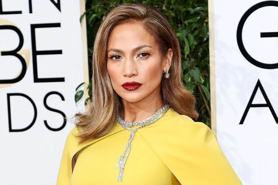 رنگ سال ۲۰۲۱ بر تن جنیفر لوپز/ عکس