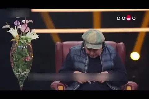 پاره شدن پیراهن رضا شفیعی‌جم وسط برنامه!/ ویدئو