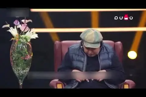 پاره شدن پیراهن رضا شفیعی‌جم وسط برنامه!/ ویدئو
