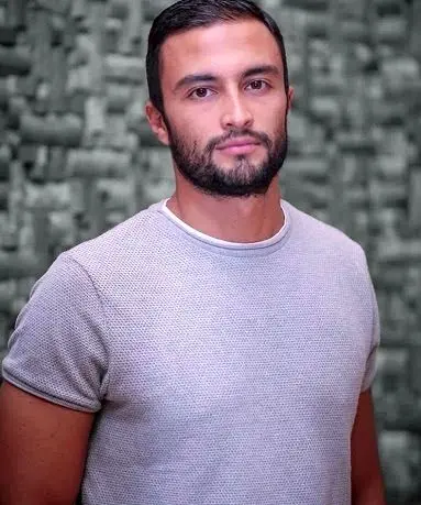 انتشار نخستین عکس از فیلم «قهرمان»/ امیر جدیدی با چهره‌ای جدید در کنار اصغر فرهادی