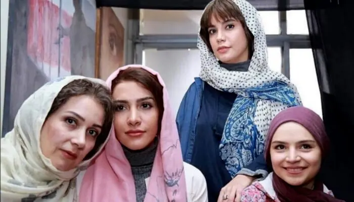 واکنش کیانوش عیاری به حضور زنان با کلاه‌گیس در سیما