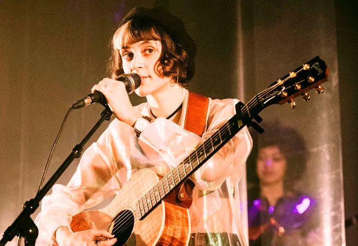 درخشش خواننده زن ۲۴ ساله‌ در فرانسه/ "پُم" از عشق می‌خواند و از مرگ!