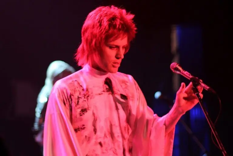 پیام‌های نفرت‌انگیز مردم برای بازیگر نقش دیوید بویی