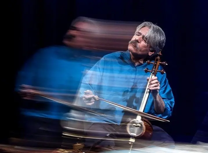 نوازندگی کیهان کلهر به یاد یکی از کشته‌شدگان حادثه هواپیمای اوکراینی/ ویدئو