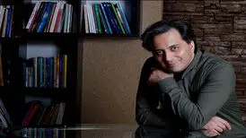اخشابی برای سریال ده‌نمکی می‌خواند