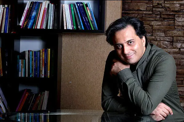 اخشابی برای سریال ده‌نمکی می‌خواند