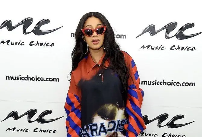 نظر عجیب خواننده زن درباره کادوی ولنتاین: اگر یک پسر برایت گل خرید، تو هم برای او علف بخر!