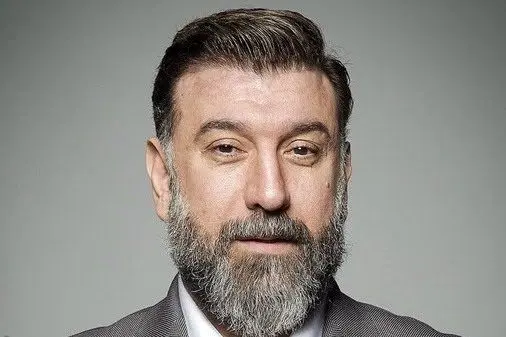 پیکر مرحوم انصاریان بر دوش مردم روانه خانه ابدی شد/ ویدئو