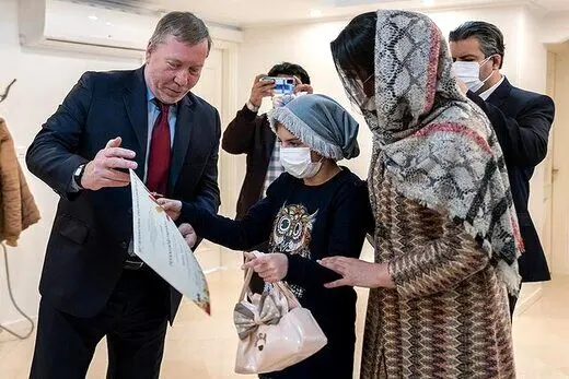 کودکان نقاش و عکاس ایرانی، جایزه خود را از سفیر چک گرفتند + عکس