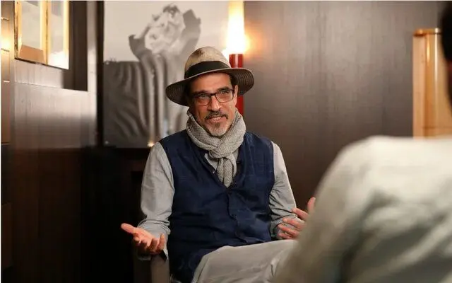 برای نوشتن، موهایم را هم می‌کنم
