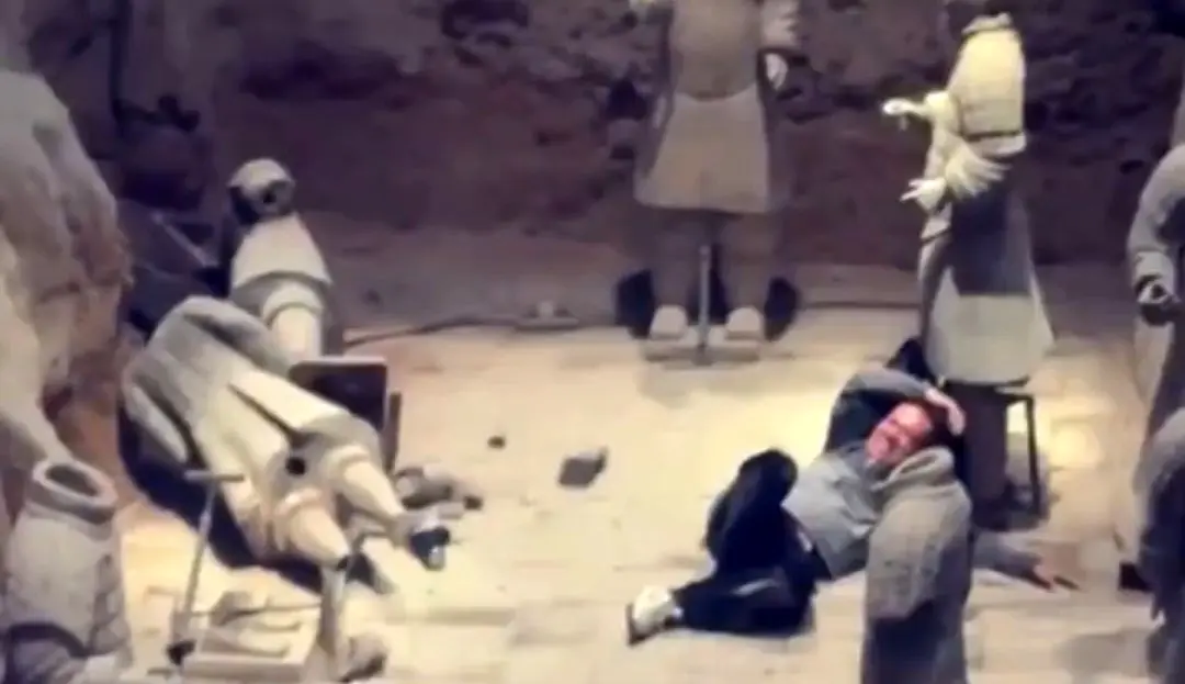 یک بیمار روانی دو مجسمه باستانی را نابود کرد و خندید!/ویدیو