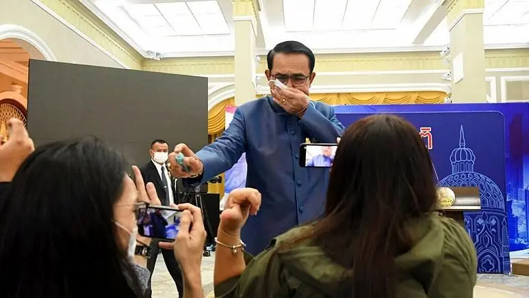 حمله نخست‌وزیر تایلند به خبرنگاران با اسپری الکل